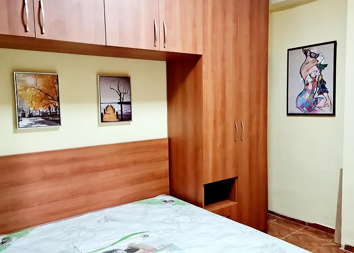 2v1 - 21 Dhjetori Am טיראנה